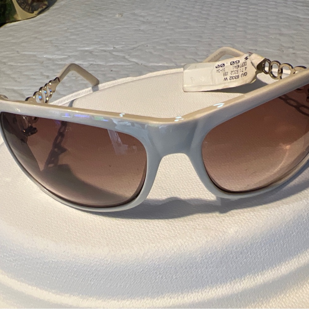 Guess GU 6332 Size 61-16-117 White Sunglasses Missing Some Rhinestones IMPERFECT